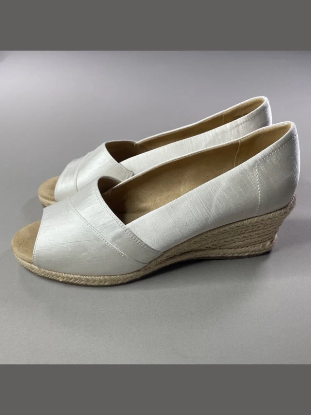 NEW Easy Street Shoes Womens 9 white brown satin jute wedges summer cocktail